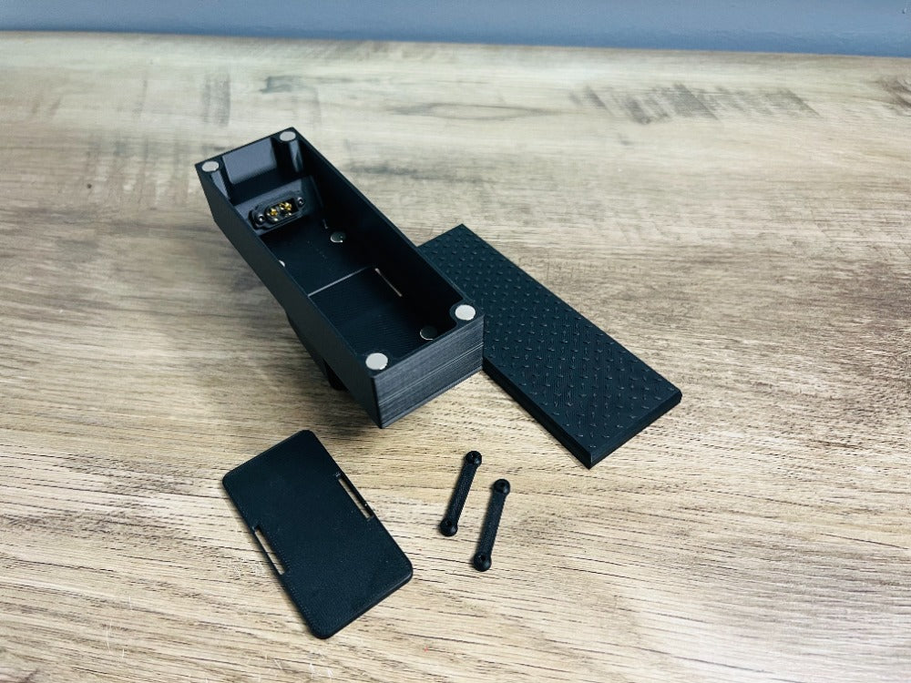 Bigfoot Toolbox – Hidden Battery Box for RC4WD Toyota Xtra Cab Hard Body | MRCC